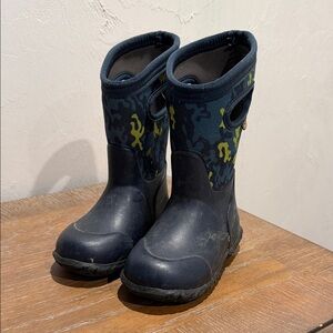 Bogs Kids' Navy and Green Camouflage Boots
